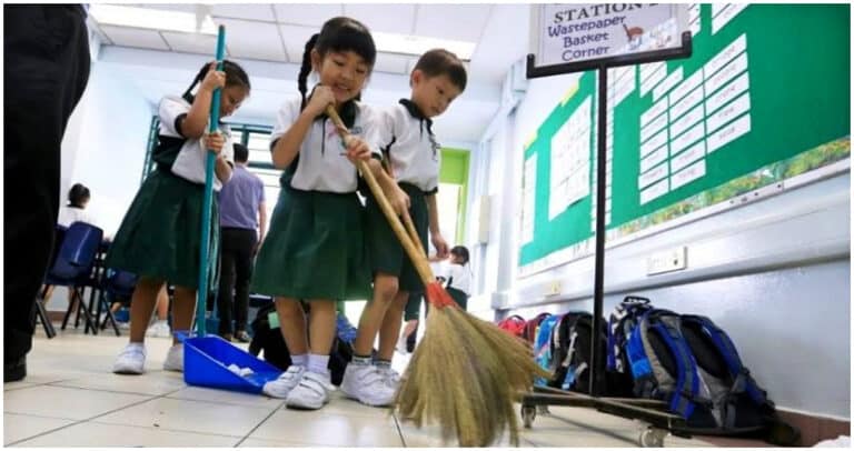 Educația la japonezi: Copiii de 4 ani circulă singuri cu metroul, nu sună nimeni la protecția copilului, elevii și profesorii fac curățenie în școli. Mamele își învață pruncii de mici să-și respecte semenii!